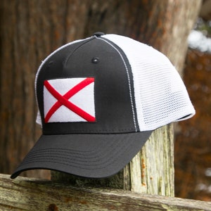 Gorra de béisbol tipo camionero con la bandera del estado de Alabama y lazo internacional, color negro