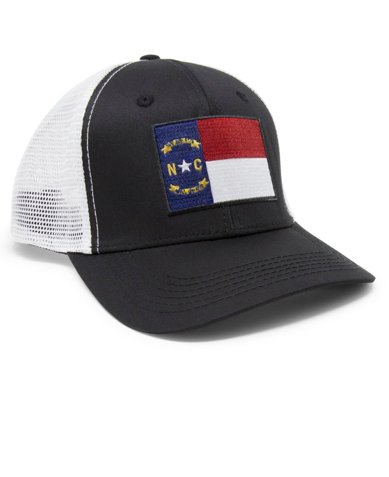 Międzynarodowa czapka z daszkiem Premium Flag North Carolina dla mężczyzn i kobiet – regulowana czapka typu snapback w jednym rozmiarze – haftowana naszywka – siateczka Black White