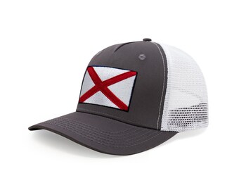 Czapka Alabama: Regulowana czapka bejsbolówka typu trucker z zapięciem typu snapback i haftowaną flagą