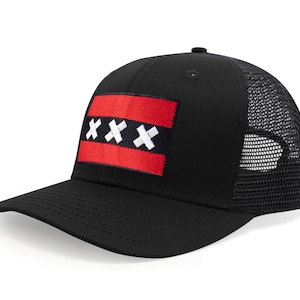 Puede incluir: Gorra de béisbol negra con parte trasera de malla y visera curva. La parte delantera presenta un parche rectangular con la bandera de Ámsterdam: tres cruces blancas sobre tres franjas rojas. Un accesorio elegante.