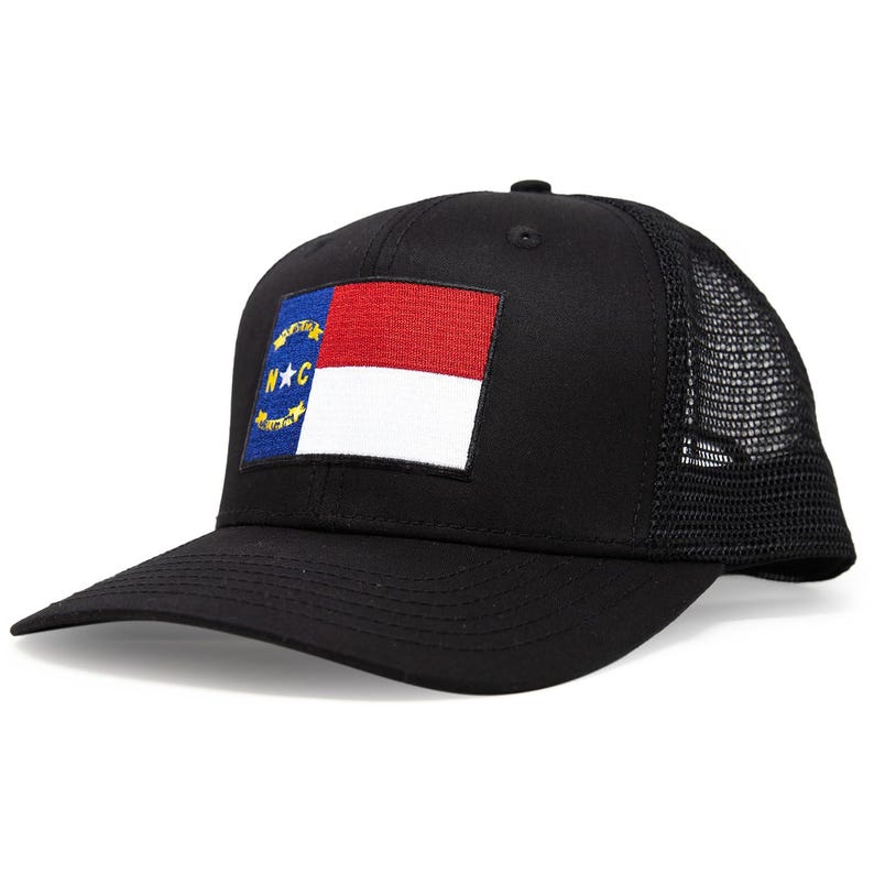Międzynarodowa czapka z daszkiem Premium Flag North Carolina dla mężczyzn i kobiet – regulowana czapka typu snapback w jednym rozmiarze – haftowana naszywka – siateczka All Black