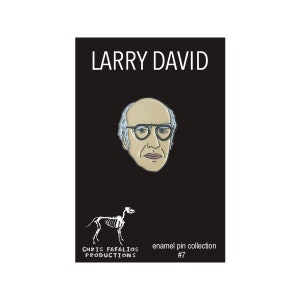 Op de afbeelding: Een zwart-witte emaille pin met een cartoonportret van Larry David, de maker van de tv-serie Curb Your Enthusiasm. De pin maakt deel uit van de Chris Fafalios Productions emaille pincollectie, nummer 7.