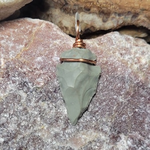 Arrowhead pendant, copper arrowhead pendant, copper arrowhead necklace, arrowhead, wire wrapped arrowhead, green arrowhead pendant