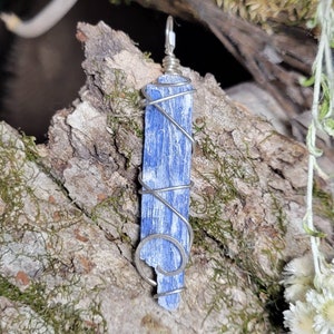 Kyanite pendant, kyanite jewelry, kyanite necklace,wire wrapped jewelry, healing stones, crystal jewelry, healing jewelry, kyanite