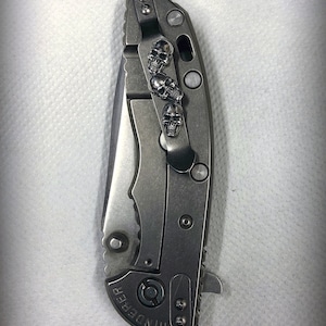 Clipe de titânio feito à mão com 3 caveiras de prata esterlina para faca Rick Hinderer XM-18 XM-24. impedimento personalizado.