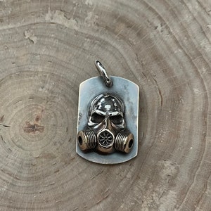 Pendentif exclusif pour plaque d'identité fait main avec tête de mort masquée.