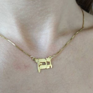 Collar con nombre hebreo chapado en oro - Colgante con placa de identificación personalizada