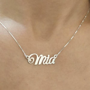 Collar con nombre hecho a medida en plata de ley 925 - Mia