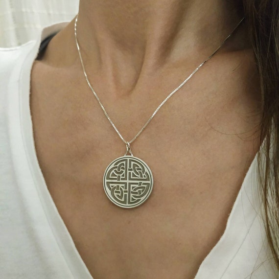 Dara knot necklace outlet