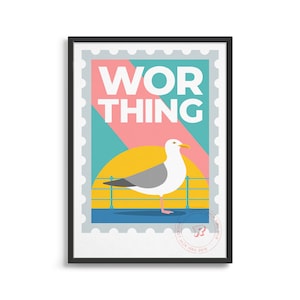 Może przedstawiać: Kolorowy plakat z tekstem "Worthing" w pogrubionych białych literach na różowym i niebieskim tle. Mewa stoi na żółtej i niebieskiej promenadzie z zachodem słońca w tle. Plakat ma szary obramowanie z wzorem znaczka pocztowego.