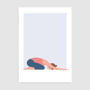 Puede incluir: Una mujer con una camisa rosa y pantalones azules est&aacute; haciendo una pose de yoga. Est&aacute; de rodillas con la cabeza hacia abajo y los brazos extendidos hacia adelante.