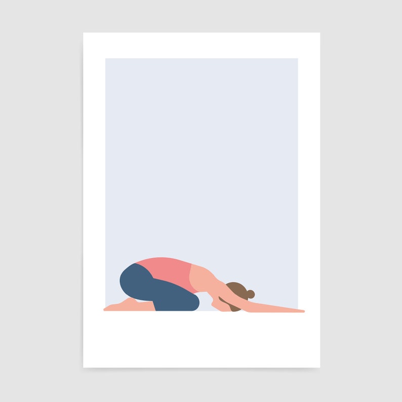 Puede incluir: Una mujer con una camisa rosa y pantalones azules est&aacute; haciendo una pose de yoga. Est&aacute; de rodillas con la cabeza hacia abajo y los brazos extendidos hacia adelante.