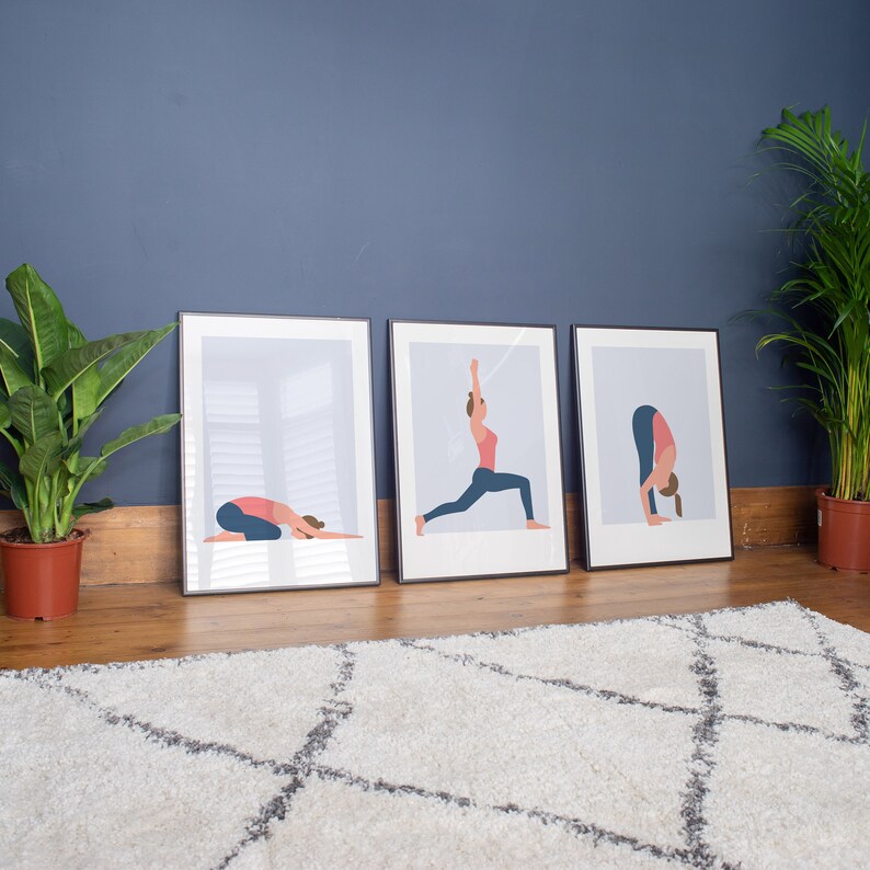 Puede incluir: Tres impresiones enmarcadas de poses de yoga. Cada impresi&oacute;n presenta a una mujer en una pose de yoga diferente. Las impresiones est&aacute;n enmarcadas en negro y tienen esteras blancas.