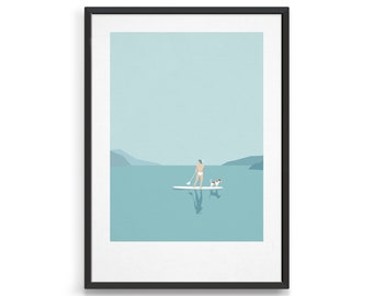 Könnte beinhalten: Eine Frau und ein Hund stehen auf einem Paddleboard in einem ruhigen, blauen Gewässer. Die Frau trägt einen weißen Badeanzug und einen blauen Hut. Der Hund ist weiß mit braunen Flecken. Das Wasser ist hellblau und der Himmel ist hellblau.