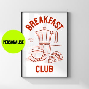 Op de afbeelding: Rode en witte illustratie van een koffiepot, een kopje koffie en een croissant met de tekst "Breakfast Club" en "Kitchen No. 1" op een witte achtergrond.
