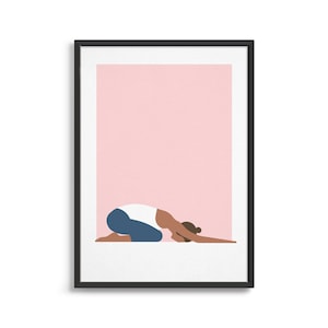 Puede incluir: Una ilustraci&oacute;n enmarcada de una persona con una camisa blanca y pantalones azules realizando una pose de yoga sobre un fondo rosa.