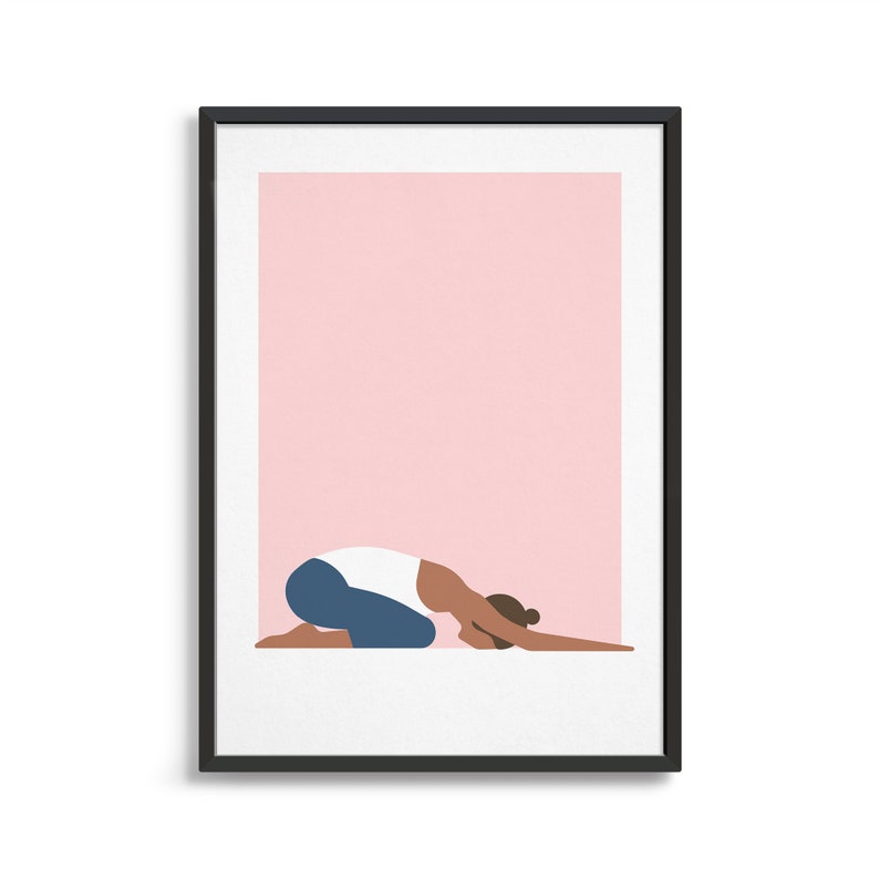 Puede incluir: Una ilustraci&oacute;n enmarcada de una persona con una camisa blanca y pantalones azules realizando una pose de yoga sobre un fondo rosa.
