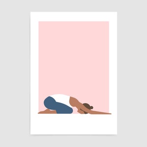 Puede incluir: Una persona con una camisa blanca y pantalones azules est&aacute; haciendo una pose de yoga sobre un fondo rosa. Est&aacute; de rodillas con los brazos extendidos hacia adelante y la cabeza apoyada en el suelo.