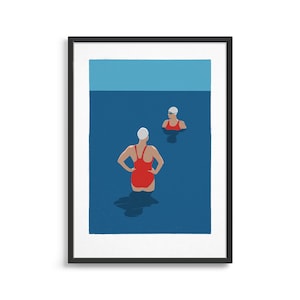 Può includere: Due persone con cuffie da nuoto bianche sono in una piscina blu. Una persona è in piedi nell'acqua, di spalle allo spettatore, con un costume da bagno rosso. L'altra persona galleggia nell'acqua, di fronte allo spettatore, con un costume da bagno blu.