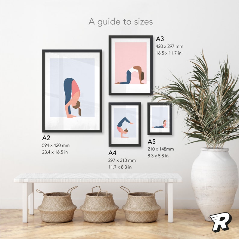 Puede incluir: Una gu&iacute;a de tama&ntilde;os de impresi&oacute;n para obras de arte enmarcadas. La imagen muestra cinco tama&ntilde;os diferentes de obras de arte enmarcadas con una mujer en una pose de yoga en cada marco. Los tama&ntilde;os est&aacute;n etiquetados como A2, A3, A4 y A5. Las medidas se dan en mil&iacute;metros y pulgadas.