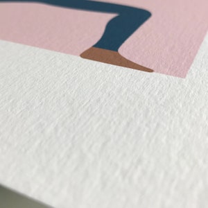 Puede incluir: Primer plano de una superficie blanca texturizada con una ilustraci&oacute;n rosa y azul de una pierna y un pie.