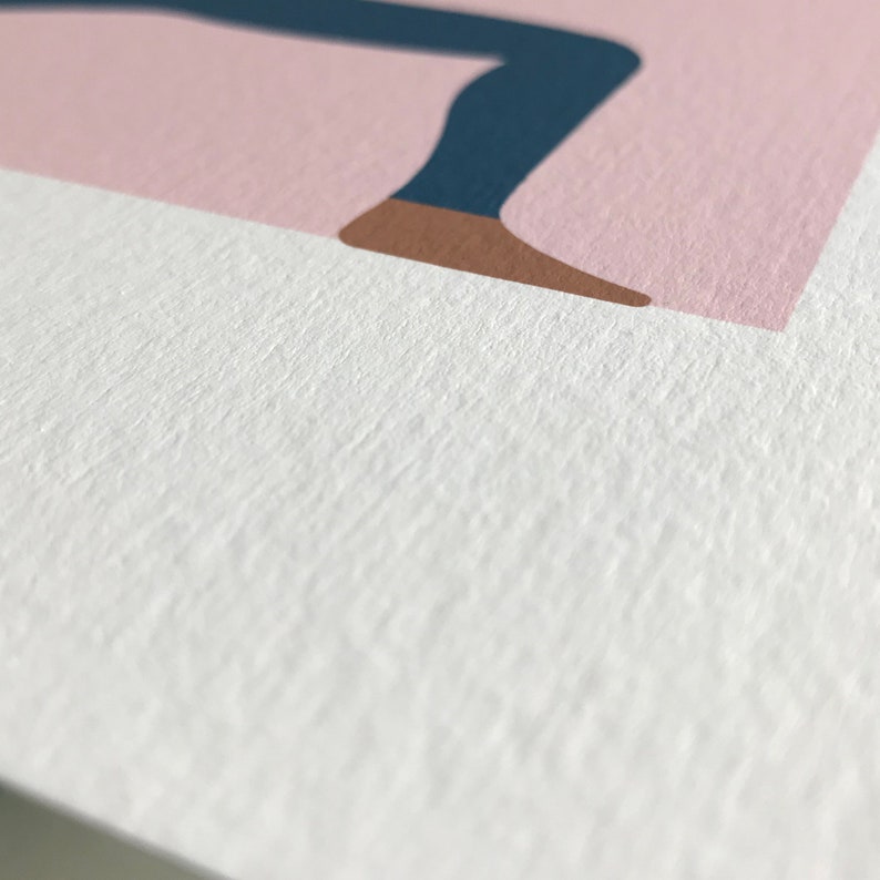Puede incluir: Primer plano de una superficie blanca texturizada con una ilustraci&oacute;n rosa y azul de una pierna y un pie.