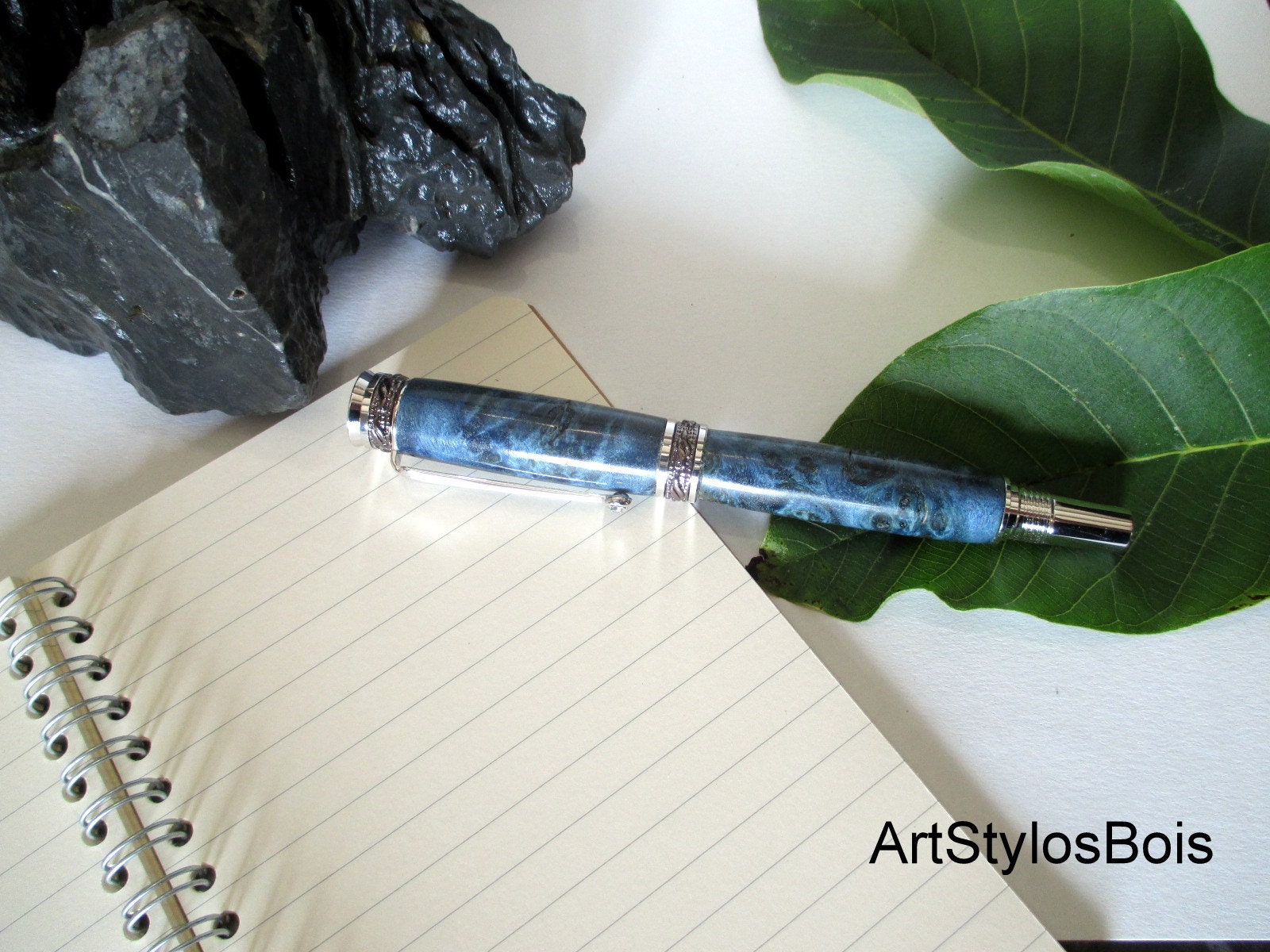 Stylo Roller Luxe, d'exception Haut de Gamme en Bois Loupe Peuplier Stabilisé Bleufabrication Artisa