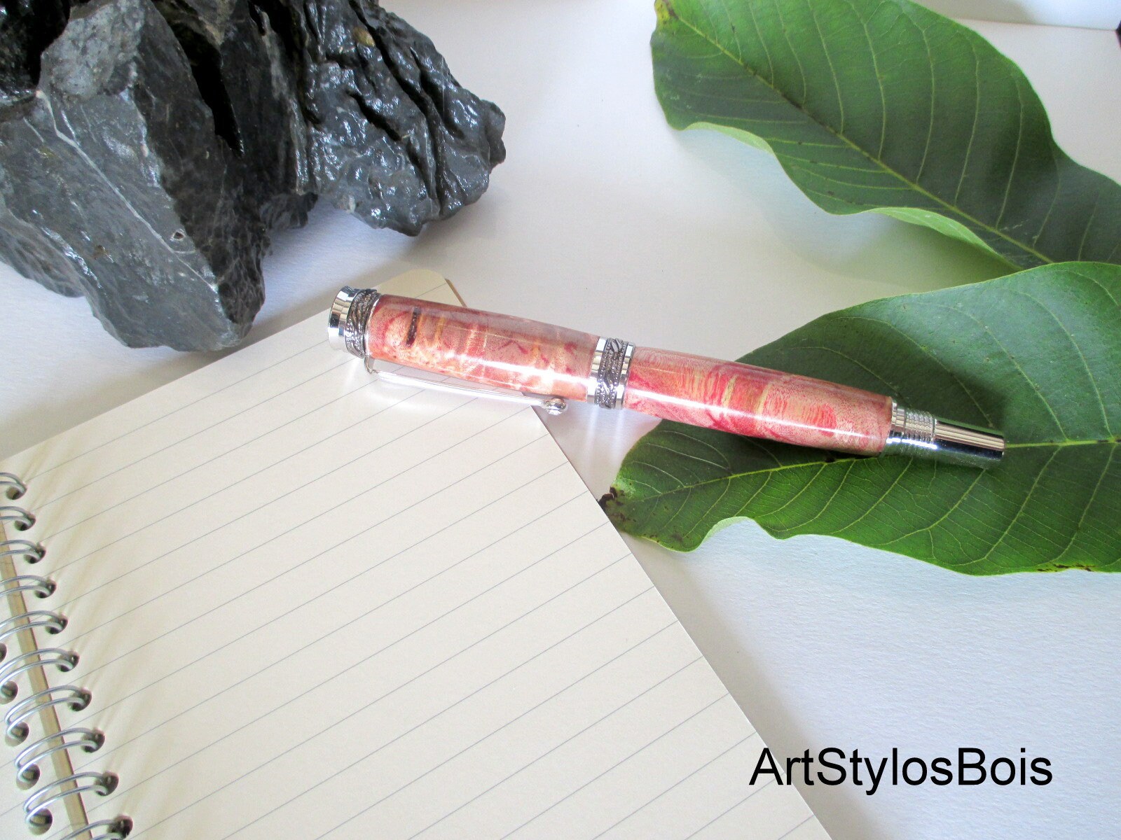 Stylo Roller Luxe, d'exception Haut de Gamme en Bois Loupe Peuplier Stabilisé Rougefabrication Artis