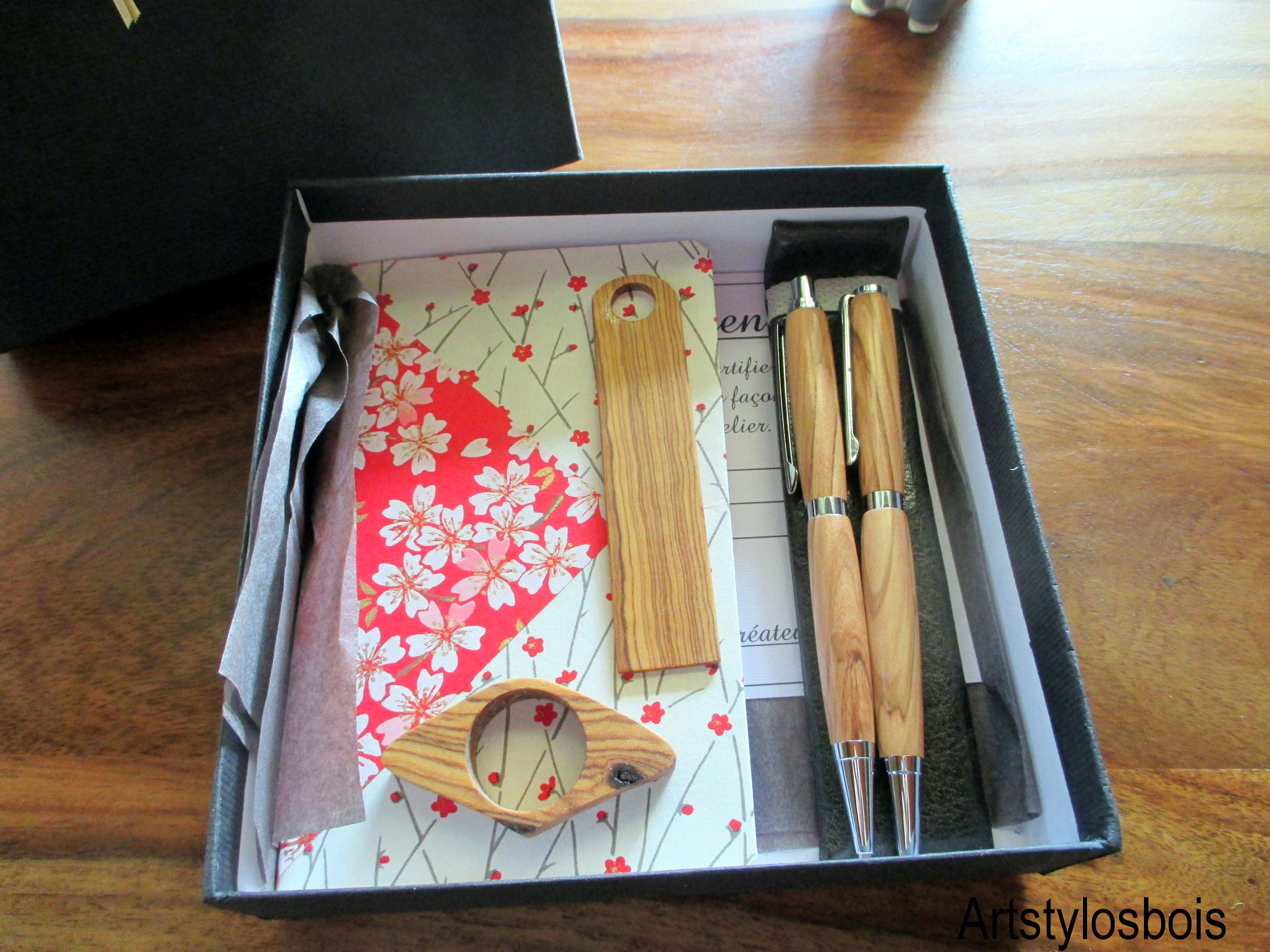 Coffret, Box Cadeau Noël à Offrir, Stylos, Carnets, Bague de Lecture, Marque Page Fabrication Artisa