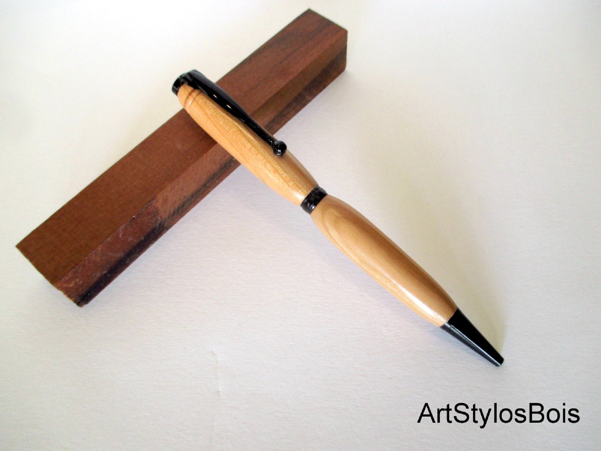 stylo Bille en Bois d'abricotier Fabrication Artisanale Française