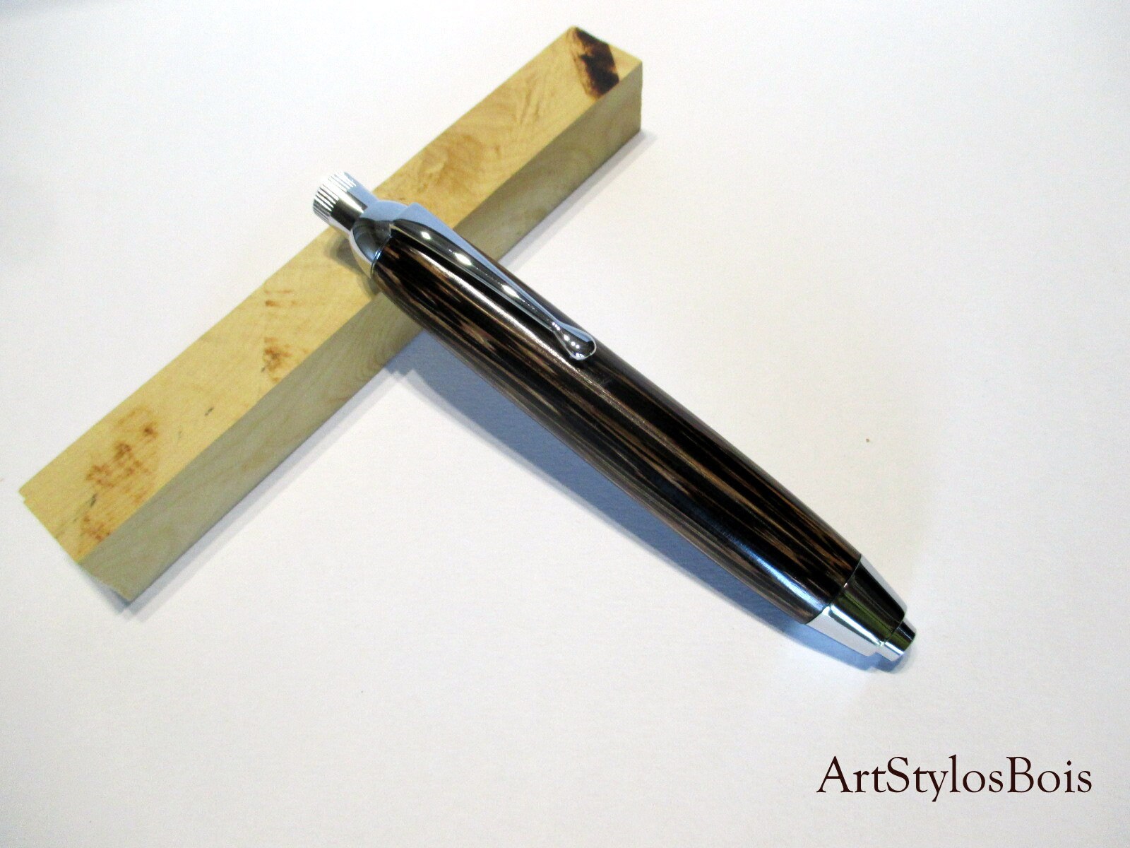 Crayon à Dessin en Bois de Palmier Noir Fabrication Artisanale Française