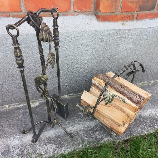 Forged fireplace set consisting of 4 items.