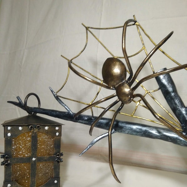 Geschmiedete Lampe mit einer Spinne