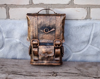 Buzón de hierro forjado a la vista de una mochila