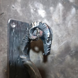 Op de afbeelding: Een set van drie keramische mokken met een gespikkelde, matte afwerking. De mokken zijn in crème, lichtgrijs en donkergrijs. Elke mok heeft een eenvoudig, minimalistisch ontwerp.