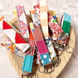 Llavero de muñeca de patchwork vintage hecho a mano - Tela de patchwork reciclada