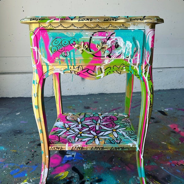 mesa, mesa auxiliar, mesa auxiliar, mesita de noche, mueble, graffiti, arte, pintado a mano, muebles pintados, reacabado, ROSA, ROSAS, FLORES