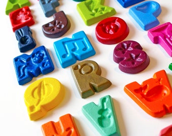 Crayones de cera con letras del alfabeto