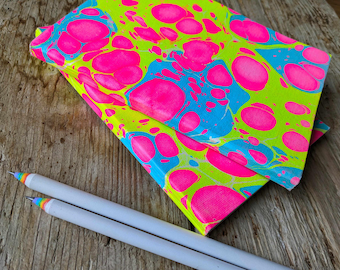 Juego de 2 cuadernos de dibujo y lápices con efecto mármol neón