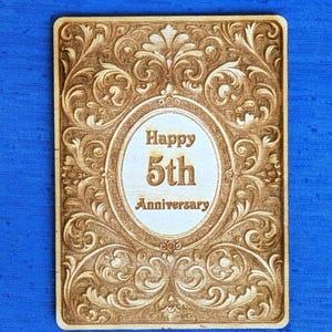 Biglietto di auguri in legno per il 5° anniversario. Biglietto inciso in stile barocco. Regalo unico per lei e per lui. Regalo di anniversario. Regalo personalizzato