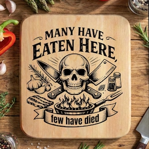 Könnte beinhalten: Holzschneidebrett mit einem Totenkopf- und gekreuzten Messer-Design. Der Text lautet "MANY HAVE EATEN HERE, few have died." Enthält Illustrationen einer Pfanne mit Flammen, Gewürzen und einer Gabel.