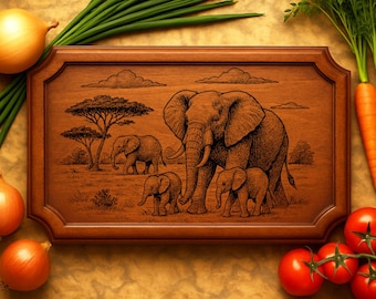 Op de afbeelding: Een houten serveerblad met een gebeeldhouwde olifantenfamiliescène. De lade is omgeven door verse groenten, waaronder uien, groene uien, wortelen en tomaten. De lade is ongeveer 46 cm lang en 30 cm breed.