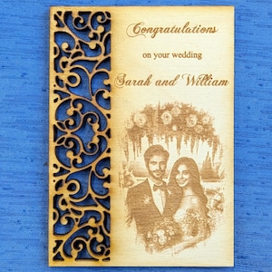 Tarjeta de madera grabada con felicitaciones por la boda. Regalo único para recién casados. Tarjeta de boda personalizada