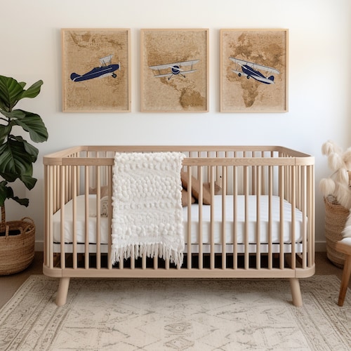 Impressions bleu avion pour chambre de bébé : décoration murale carte du monde vintage