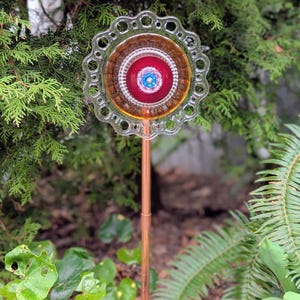 Flor de jardín de vidrio vintage hecha a mano, tallo de cobre, ámbar, rojo, turquesa.