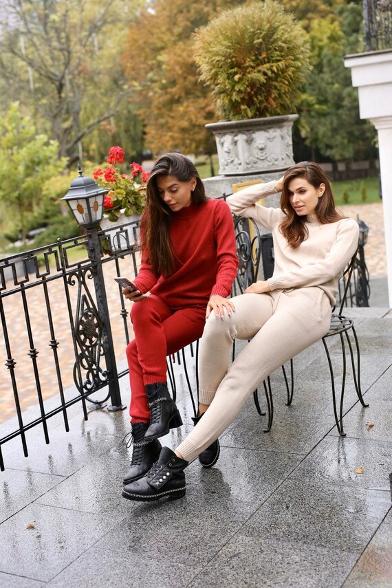 womens joggers and sweatshirt