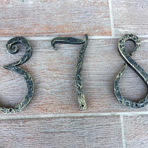 Números martelados à mão, decalques de números, números para casa, números de aniversário, números de mesa, números de mesa de casamento, números de cerâmica, letras