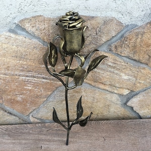 6 anni anniversario, regalo di 6 anni, rosa di ferro, rosa di metallo, regalo per l&#39;anniversario di ferro, regalo floreale, scultura in metallo, rosa martellata, regalo di ferro per lei
