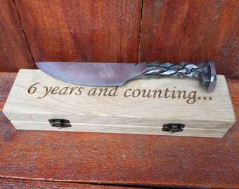 Couteau à crampons de chemin de fer dans un cercueil gravé/boîte en bois, cadeau en fer, couteau de chasse, couteau gravé, cadeau en fer personnalisé, cadeau pour chasseur, cadeau pour homme
