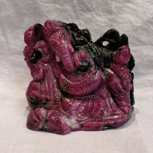 Ruby Ganesha, 1190 carati Ruby Zoisite Gemstone ganesha, Dio indù Ganesha, Signore Ganesha, Figurina di Dio indù, Idolo di Ganesh, Dono spirituale